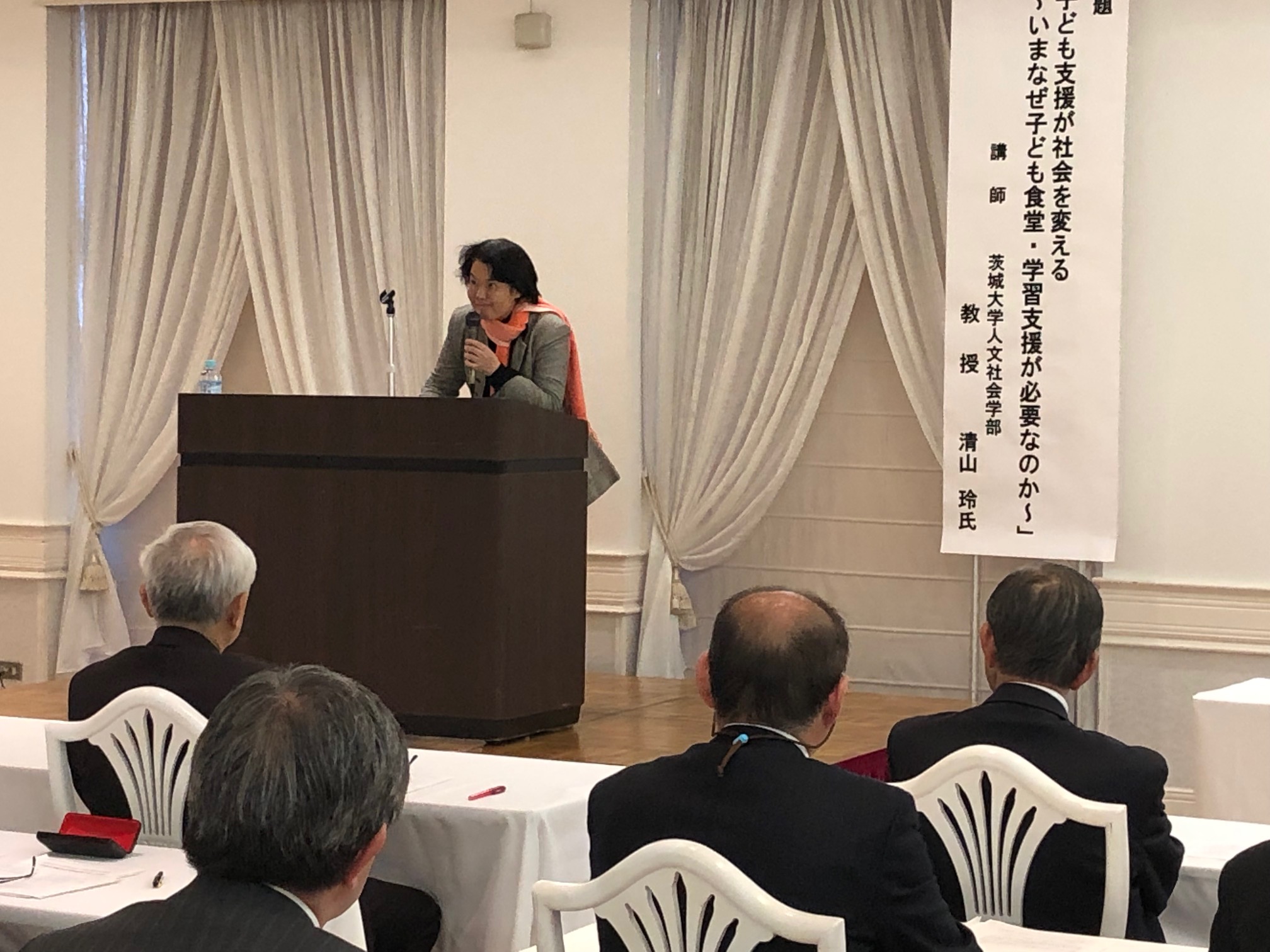 講演会「子ども支援が社会を変える」　茨城大学人文社会学部　清山　玲教授の話を聴きました。の画像